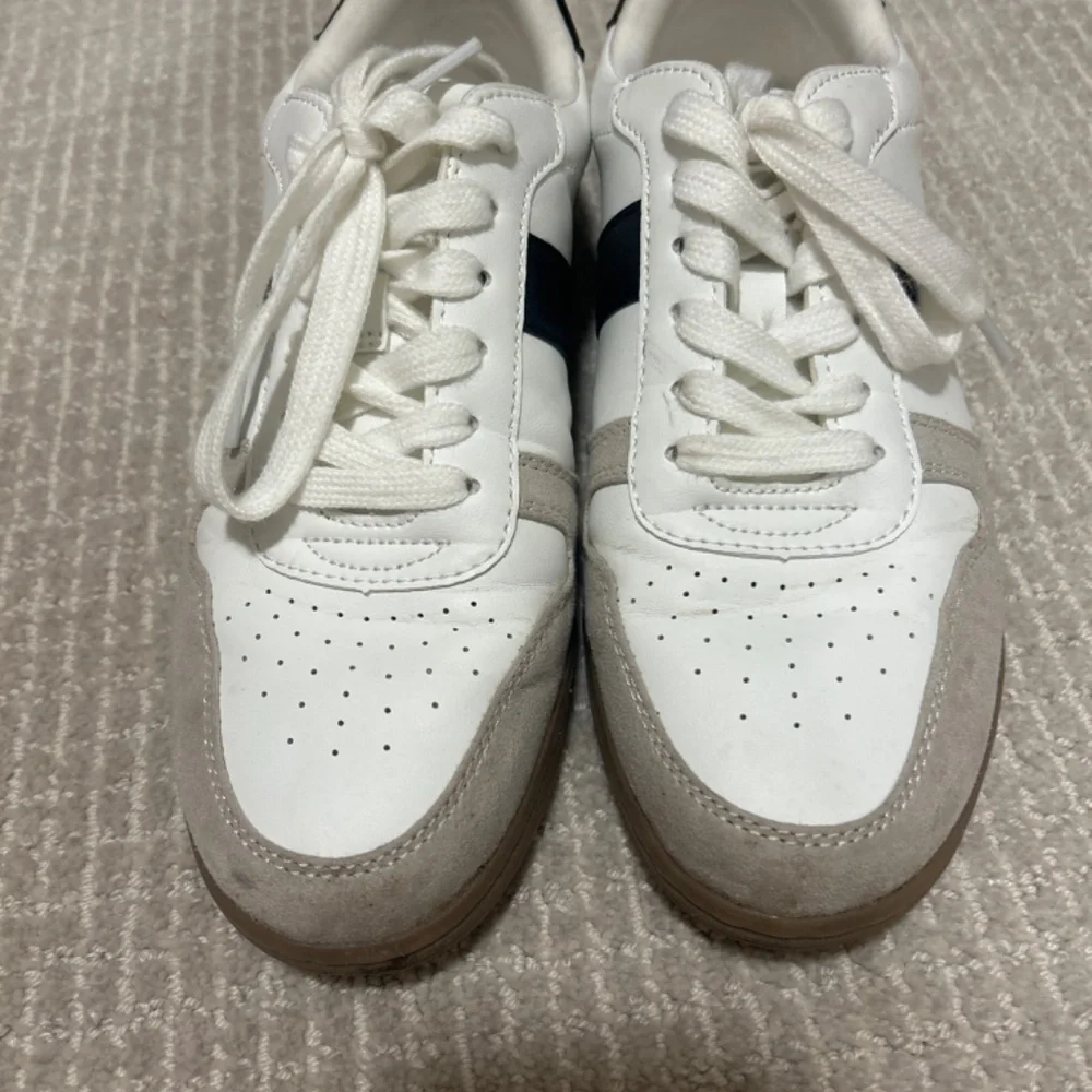 Universal Thread Shoes - Picture 2 of 2